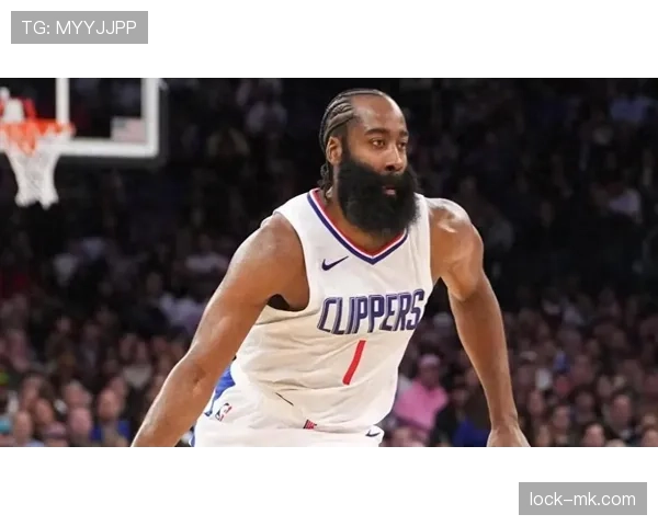 哈登突破造成错位效率提升明显，领先库里三分防守压力