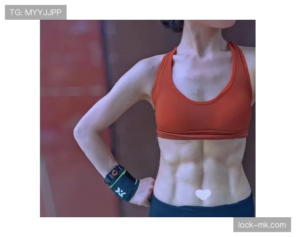 瑞安·洛赫特又在泳池边晒腹肌了，这自律程度真让人怀疑他是不是偷偷活在2012年