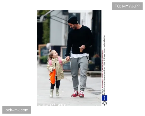 贝克汉姆穿人字拖出门那张图，直接把我几个月攒的钱自豪感秒杀了